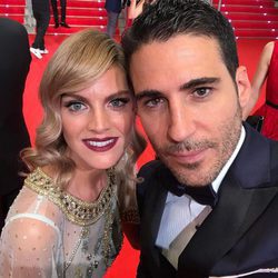 Miguel Ángel Silvestre y Amaia Salamanca haciéndose un selfie en los Premios Platino 2017