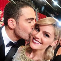 Miguel Ángel Silvestre besando cariñosamente a Amaia Salamanca en los Premios Platino 2017