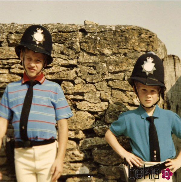 Los Príncipe Guillermo y Harry de Inglaterra disfrazados de guardias reales