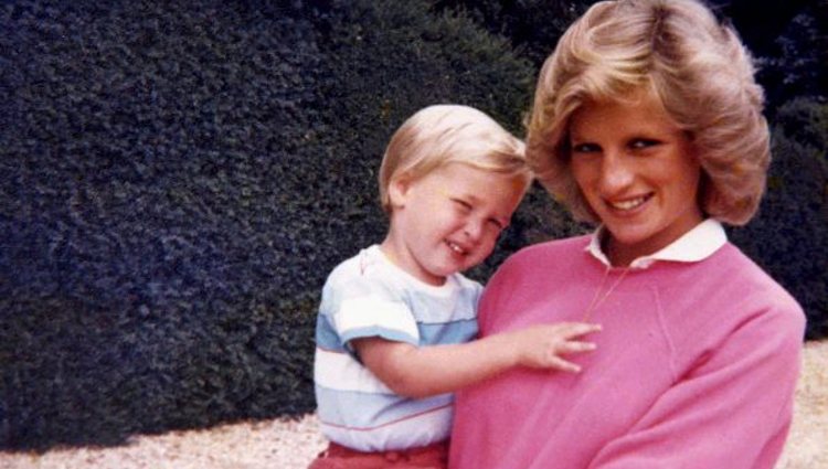 El Príncipe Guillermo de Inglaterra con su madre la Princesa Diana de Gales cuando tenía pocos años