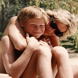 La Princesa Diana de Gales abrazando a su hijo el Príncipe Harry de Inglaterra