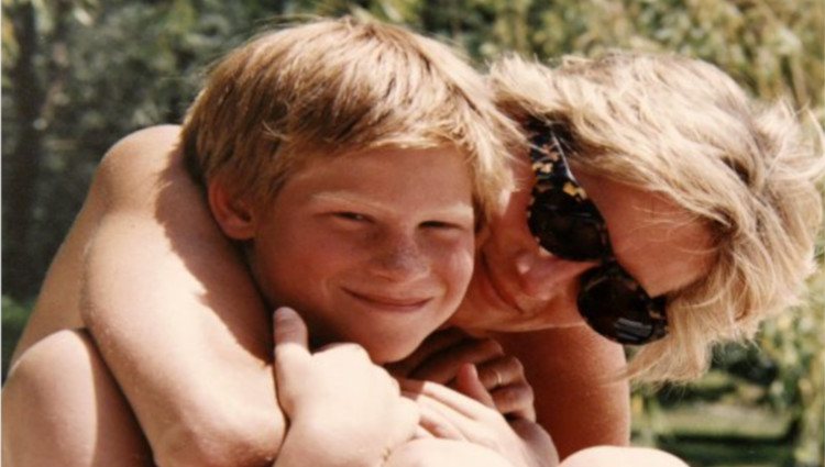 La Princesa Diana de Gales abrazando a su hijo el Príncipe Harry de Inglaterra