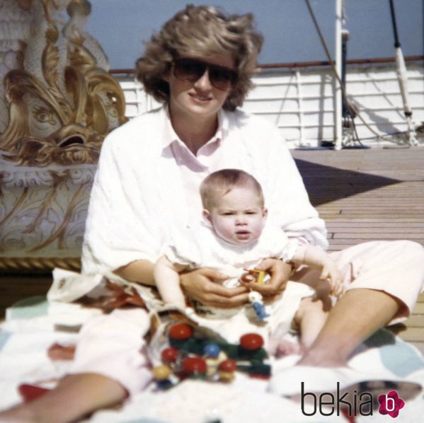 La Princesa Diana de Gales con el Príncipe Guillermo cuando era un bebé