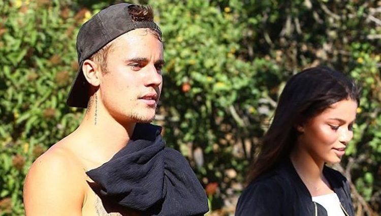 Justin Bieber pasea junto a una modelo en Hollywood