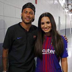 Neymar y Demi Lovato antes de un partido
