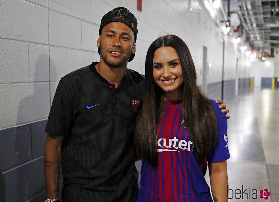 Neymar y Demi Lovato antes de un partido