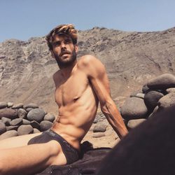Jon Kortajarena luciendo cuerpo mientras descansa en una montaña rocosa