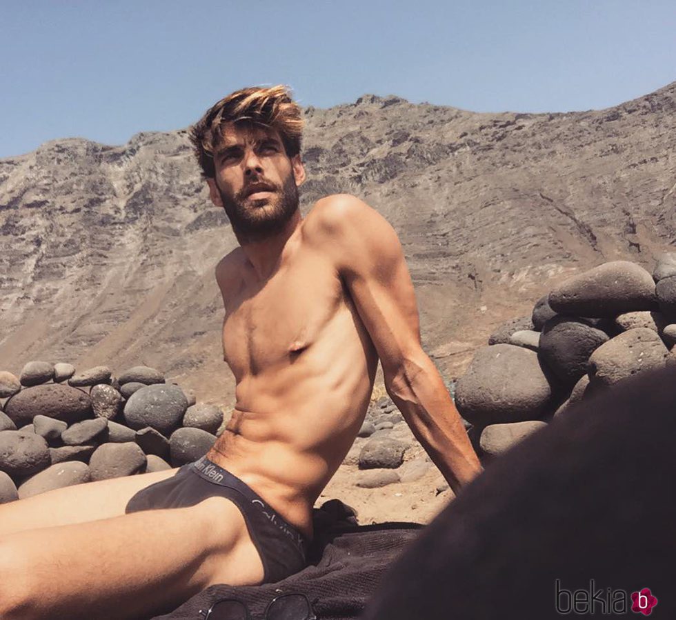 Jon Kortajarena luciendo cuerpo mientras descansa en una montaña rocosa