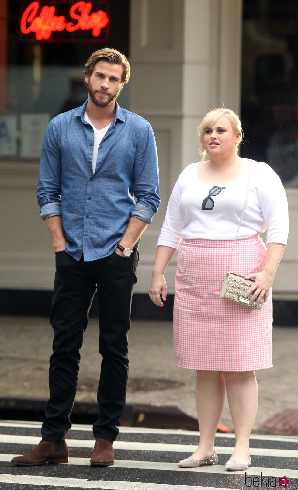 Liam Hemsworth con Rebel Wilson grabando su próxima película
