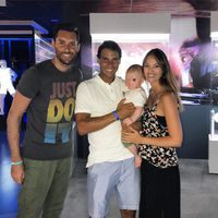 Rafa Nadal con Rudy Fernández, Helen Lindes y su hijo Alan