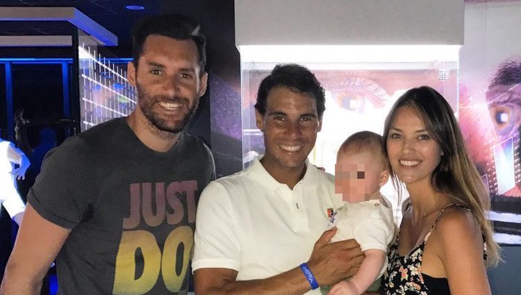Rafa Nadal con Rudy Fernández, Helen Lindes y su hijo Alan