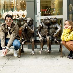 Miguel Ángel Silvestre y Albania Sagarra posan con unas estatuas de monos