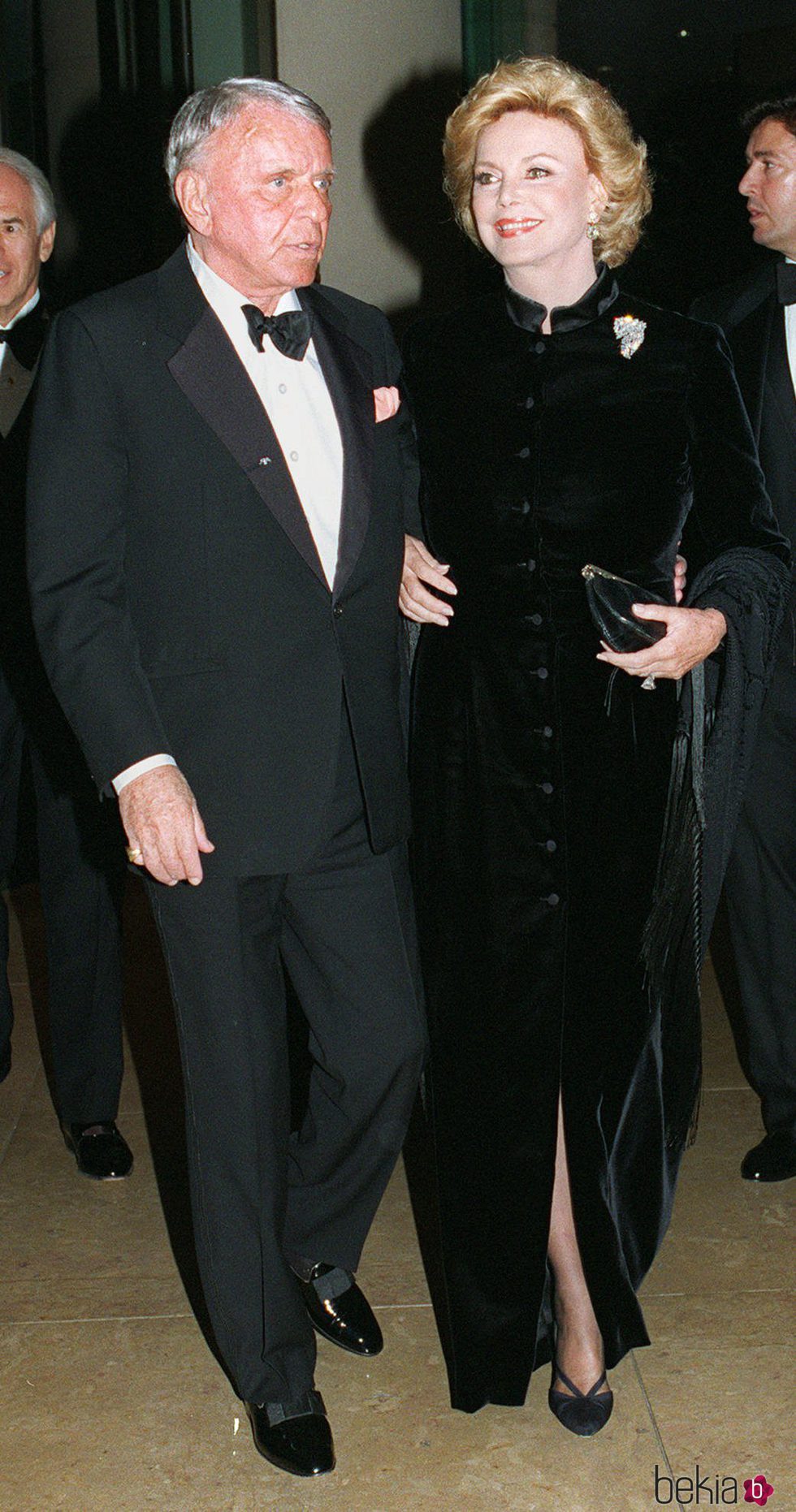 Frank Sinatra y Barbara Sinatra llegando a un evento