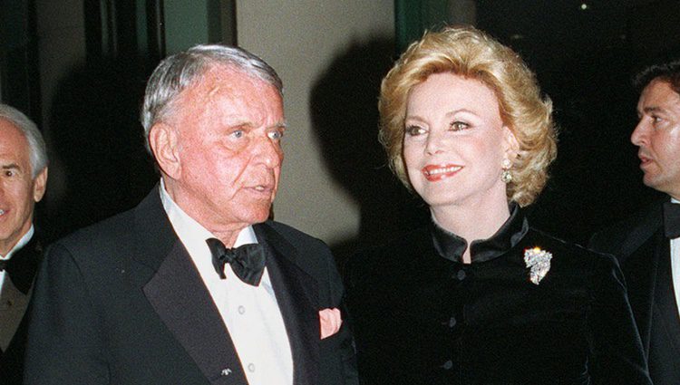 Frank Sinatra y Barbara Sinatra llegando a un evento