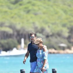 Roger y Mirka Federer dando un paseo por las playas de Cerdeña