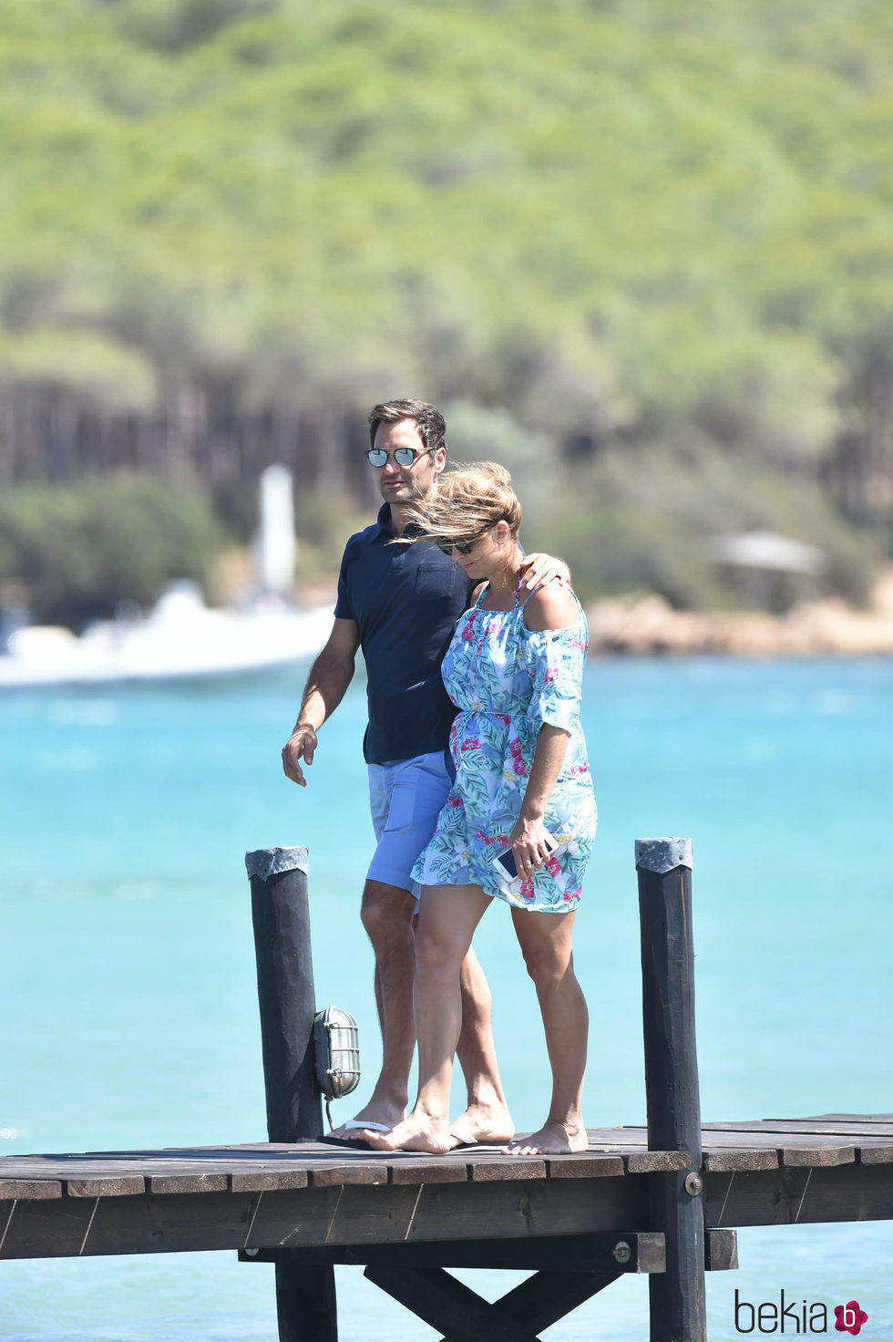 Roger y Mirka Federer dando un paseo por las playas de Cerdeña