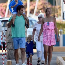Roger Federer paseando por Cerdeña junto a sus hijos Lenny y Leo