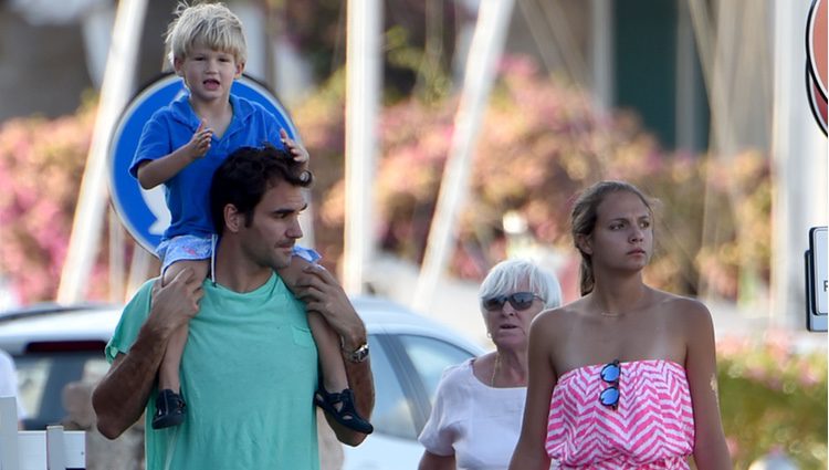 Roger Federer paseando por Cerdeña junto a sus hijos Lenny y Leo