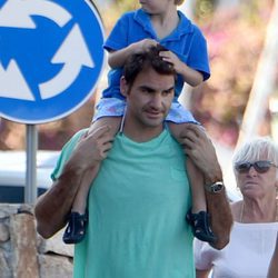 Roger Federer llevando a caballito a su hijo pequeño