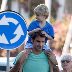 Roger Federer llevando a caballito a su hijo pequeño