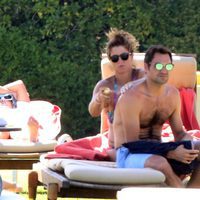 Roger Federer y su mujer Mirka protegiéndose del sol