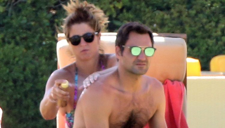 Roger Federer y su mujer Mirka protegiéndose del sol