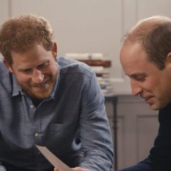 El Duque de Cambridge y su hermano, el Príncipe Harry en el documental 'Diana, nuestra madre'