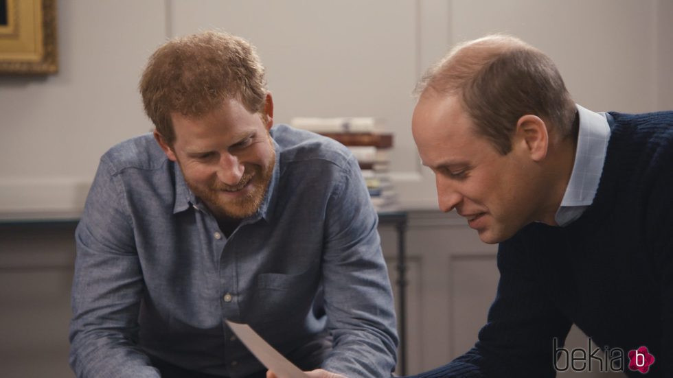 El Duque de Cambridge y su hermano, el Príncipe Harry en el documental 'Diana, nuestra madre'