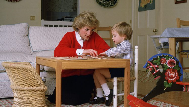 La Princesa Diana de Gales junto a su hijo Guillermo
