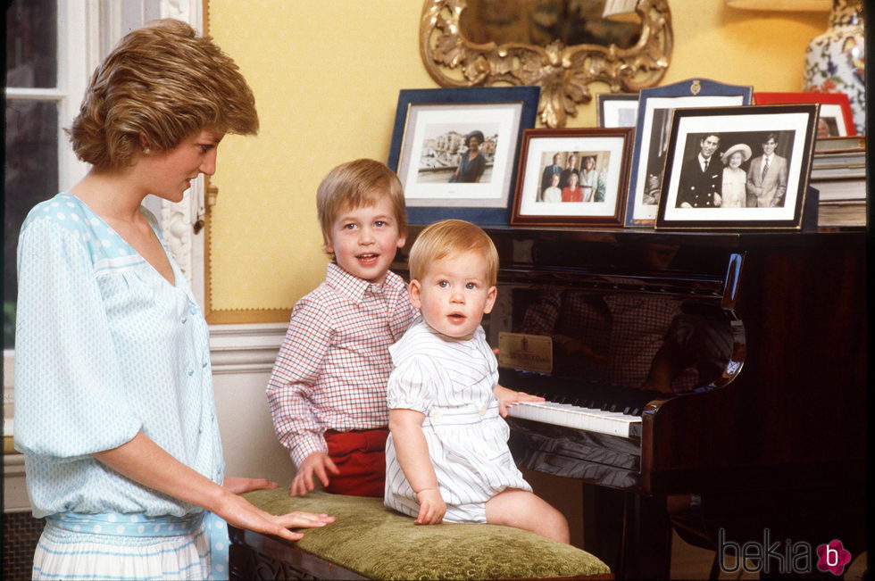 Lady Di con el Príncipe Guillermo y el Príncipe Harry cuando eran pequeños