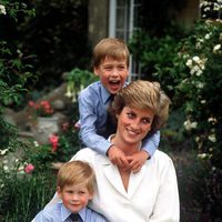 Lady Di con sus hijos, el Príncipe Guillermo y  el Príncipe Harry