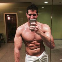 Julián Contreras Jr. muestra torso al salir de la ducha