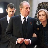Los Reyes Juan Carlos y Sofía y el Rey Felipe en el funeral de la Condesa de Barcelona