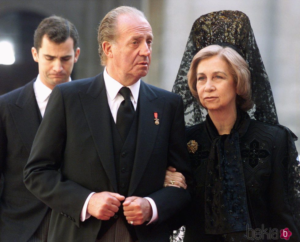 Los Reyes Juan Carlos y Sofía y el Rey Felipe en el funeral de la Condesa de Barcelona