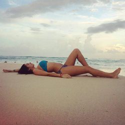 La tronista Ruth García posando tumbada sobre la arena de la playa
