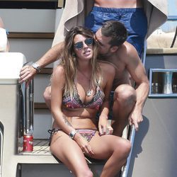 Laura Matamoros y su novio Benji Aparicio disfrutando de sus vacaciones en Ibiza