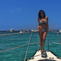 La tronista Lola Ortiz posando muy sexy en un barco en Formentera