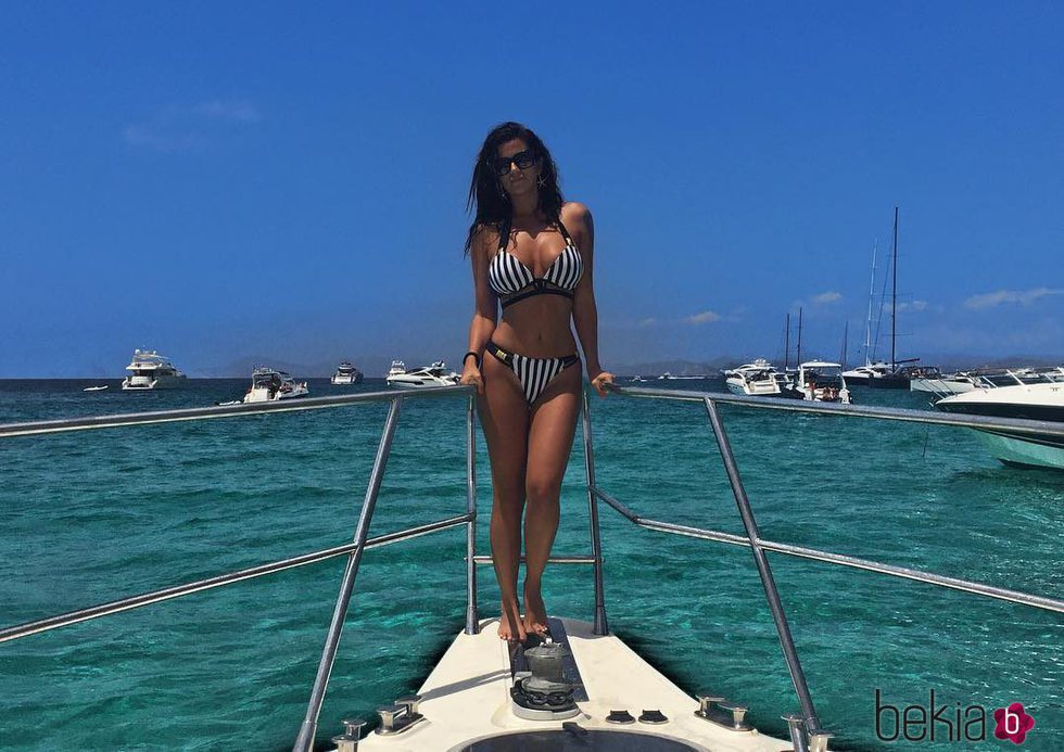 La tronista Lola Ortiz posando muy sexy en un barco en Formentera