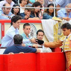 Gonzalo Caballero da su montera a Froilán en una corrida de toros
