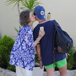 La Reina Sofía dando un beso a Froilán