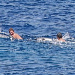 Juan Urdangarin y Froilán bañándose en el mar en Mallorca