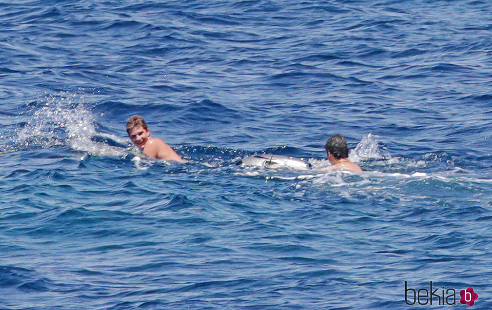 Juan Urdangarin y Froilán bañándose en el mar en Mallorca