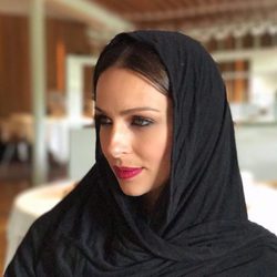 Eva González publica una foto con un hiyab negro