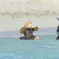 Tita Cervera y una de sus hijas dándose un baño en el mar en Ibiza