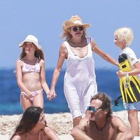 Tita Cervera con sus hijas Carmen y Sabina en una playa de Ibiza