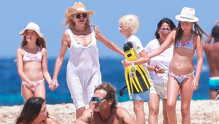 Tita Cervera con sus hijas Carmen y Sabina en una playa de Ibiza