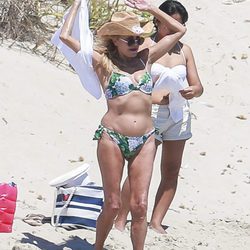 Tita Cervera luciendo cuerpo en bikini en Ibiza