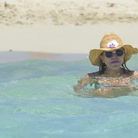 Tita Cervera dándose un baño en Ibiza