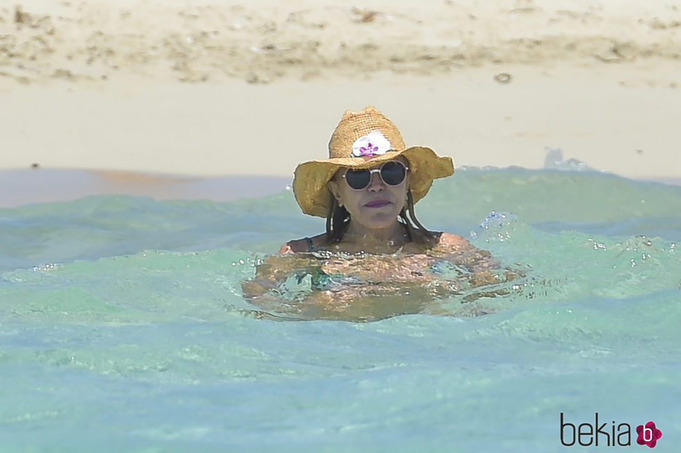 Tita Cervera dándose un baño en Ibiza