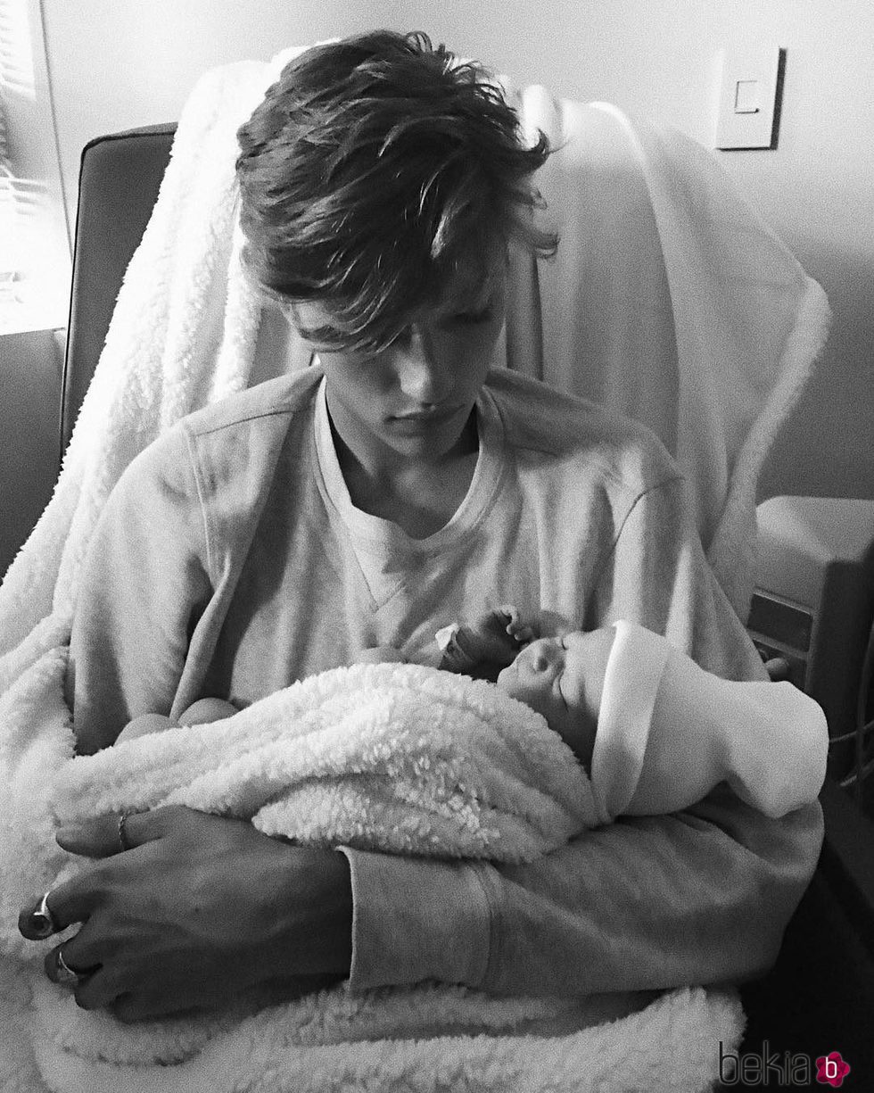 Lucky Blue cogiendo a su primera hija Gravity - Foto en Bekia Actualidad